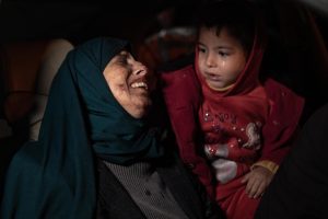Warga Rafah yang terluka diangkut ke Rumah Sakit Kuwait di Rafah, Jalur Gaza selatan, 12 Februari 2024, setelah serangan udara Israel di kamp pengungsi Rafah di Jalur Gaza selatan. IMAD EFE/EPA/HAITHAM