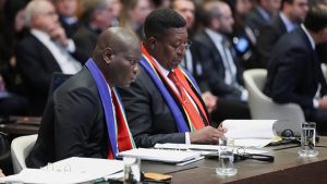 Menteri Hukum Afrika Selatan Ronald Lamola dan Duta Besar Afrika Selatan untuk Belanda Vusimuzi Madonsela duduk sebagai hakim di Mahkamah Internasional (ICJ) mendengarkan permintaan tindakan darurat oleh Afrika Selatan, yang meminta pengadilan tersebut memerintahkan Israel menghentikan tindakan militernya. di Gaza dan menghentikan tindakan genosida yang dilakukan terhadap warga Palestina selama perang dengan Hamas di Gaza, di Den Haag, Belanda, 11 Januari 2024. REUTERS/Thilo Schmuelgen