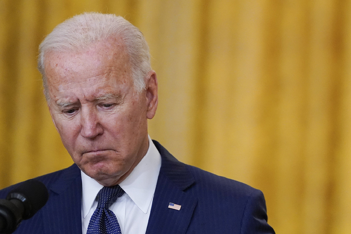 biden Presiden Joe Biden berhenti sejenak saat berbicara tentang pemboman di bandara Kabul. | Foto Evan Vucci/AP